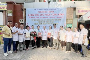 第十一坊领导代表向第五郡东医会成员赠送鲜花致谢。