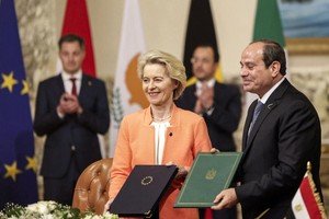 埃及总统塞西（右一）和欧盟委员会主席冯德莱恩17日下午在开罗签署合作协议。（图：Getty Images）