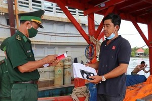 坚江省安边县西安乡西安边防部队哨所的长涌边防检查站检查渔船以防范违反IUU规定。（示意图：越通社）