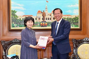 市人委会主席潘文迈接见胡志明市驻日本爱知县旅游大使广濑规子。（图：越勇）