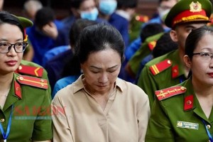 庭审上的被告人张美兰（前中）低头倾听检察官论罪。（图：黄雄）