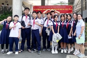 华人子弟参加市九年级优秀生考试