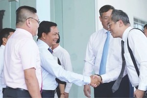 滀臻省人委会主席陈文楼(左二)接见前来寻找商梼的中国企业代表团。