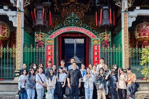 文郎大学师生在穗城会馆合照留念（镇南摄）。