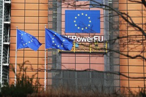 图为2023年11月15日在比利时布鲁塞尔拍摄的欧盟委员会总部大厦一角。（图：新华社）