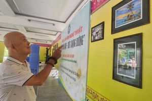 华人摄影家周经春准备摄影展。