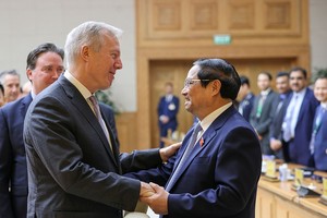 政府总理范明政与东盟-美国商务理事会主席兼首席执行官特德‧奥修斯率领交谈。（图：VGP）