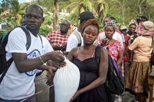 海地民众排队领取世界粮食计划署援助的物资。（图：FAO）