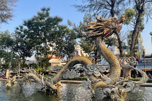 堤岸昇龙公园内的龙喷水池。