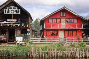 这是1月5日在哥伦比亚纳里尼奥省恩卡诺小镇拍摄的咖啡馆和旅店。恩卡诺小镇被誉为哥伦比亚的“小威尼斯”。（图：新华社）