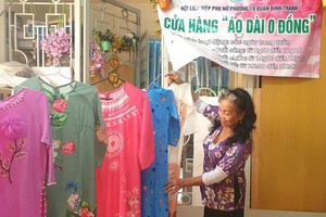 岑金襄大娘与准备捐赠给有需求妇女的长衫。