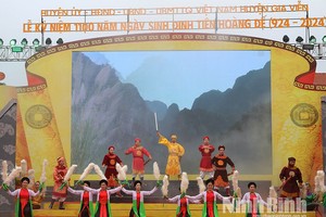 庆典仪式上民族英雄丁先皇的史诗表演一幕。（图：宁平报）