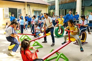 安仁西小学生们在共青团团员建设的儿童遊乐场玩耍时充满喜悦。