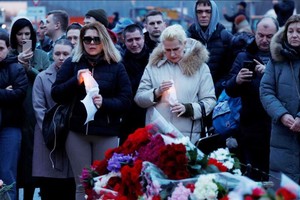市民献花悼念莫斯科近郊恐袭事件遇难者。（图：路透社）