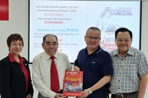 第五郡商会、东医会向广东进出口商会赠送纪念品。