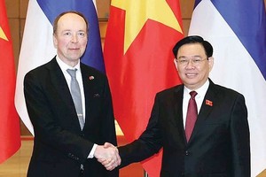 国会主席接见芬兰议会议长