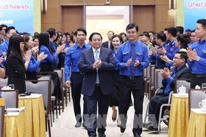 政府总理范明政（中）出席政府总理与青年对话会。（图：越通社）