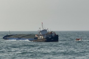 救护队伍接近江英18号船，开展应急救援工作。（图：VMRCC）