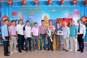 陈昶霖（右五）以3亿2800万元投得“观音慈袍 – 大金花 – 大龙香”。