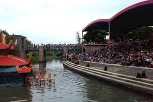 黄英俊先生的金龙水上木偶剧院参加中国台湾国际戏剧节演出。