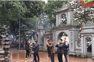 河靖左举亭吸引众多遊人。