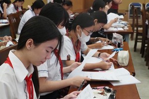 学生通过艺术领域体验人工智能