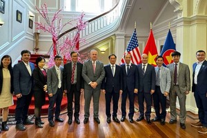 越南外交部部长裴青山和亚利桑那大学副校长杰佛瑞‧戈斯以及越南代表团合影。（图：越通社）