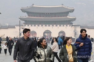 3月3日，市民和外国游客游览首尔光化门广场。（图：韩联社）