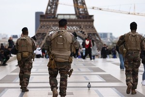 3月25日，法国士兵在巴黎特罗卡德罗广场附近巡逻警戒。（图：新华社）