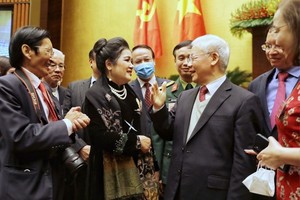 阮富仲总书记与出席开展、落实党“十三大”《决议》全国文化大会的代表们。