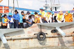 数百万蟹苗虾苗鱼苗放流大海