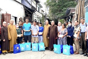 各界及时救助火警灾民