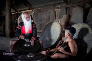 埃地族长老向后代子孙传递文化价值。