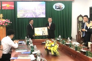 守德市委书记阮友协向中国广东省广州市黄埔区代表团赠送纪念礼物。