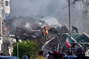 4月1日，在叙利亚首都大马士革，救援人员在袭击现场进行救援。（图：新华社）