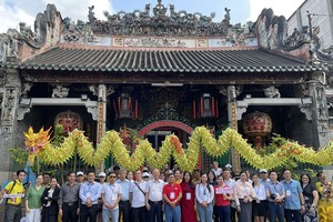 穗城会馆理事长卢耀南、诸位理事成员与各省市旅遊代表团合照留念。