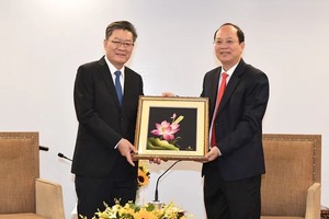 市委常务副书记阮胡海向广州市委书记郭永航赠送纪念品。（图：越勇）