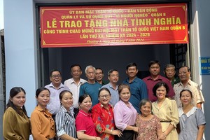 地方领导和丰富会馆理事会代表向荣军移交“情义屋”。