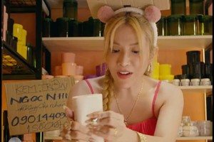 电影《女姑一家》中有不少角色在直播带货的场景。