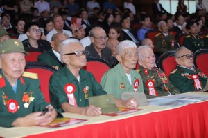 昔日参加奠边府战役老兵出席聚会。
