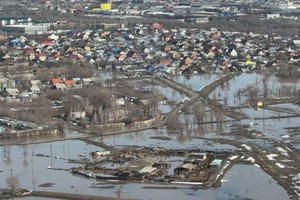 大坝决堤，多栋房屋被淹。（图：互联网）