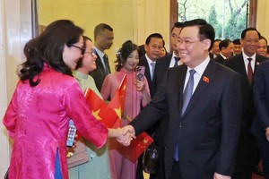 国会主席王廷惠探望越南驻中国大使馆干部。（图：越通社）