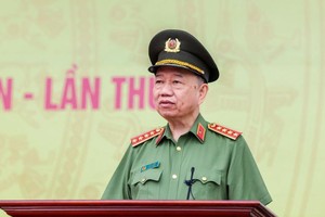 公安部长苏霖大将在视察演练总阅兵活动上发表讲话。（图：越通社）