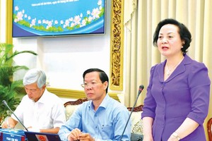 内务部长范氏清茶在会上致词。（图：越勇）