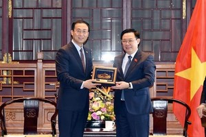 越南国会主席王廷惠（右）向中国交通建设集团有限公司领导赠送纪念品。（图：越通社）