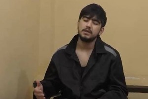 俄媒公开施袭者接受审讯的画面。（图：互联网）