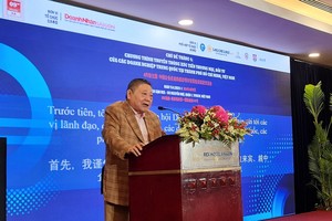 市商会副主席杭慰瑶在会上致词。