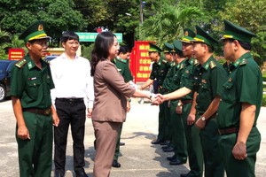 国家代主席武氏映春与萨马特国际口岸边防部队哨所干部和战士们握手致意。（图：黎科）