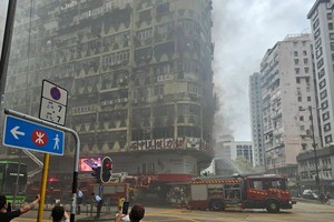 大厦一楼的健美中心窗户被烧至乌黑。（图：HKFP）