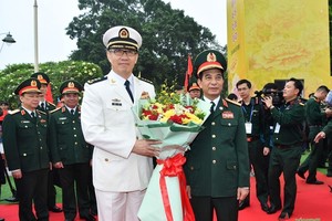 越南国防部长潘文江大将和中国国防部长董军上将。（图：人民军队报）